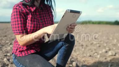 <strong>智慧</strong>生态是一种收获农业的耕作理念。 带着数字平板电脑的女农民研究田野里的泥土
